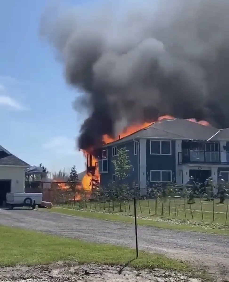 TheSecretList's tweet image. VIDEO: EXPLOSION AT DWELLING FIRE INJURES 3 CANADIAN FIREFIGHTERS.
firefighterclosecalls.com/video-explosio… @TwpofScugog @CdnFireChiefs @ONFireChiefs @IAFC_SHS @TheSecretList #Canada #Scugog #Firefighters #firefighter #firefighterclosecall #explosion