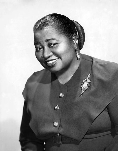 esosiquetetengo's tweet photo. Tal día como hoy, en 1895, nace la actriz y cantante estadounidense Hattie McDaniel. Fue la 1ra afroestadounidense en ganar un Oscar por su trabajo en Lo que en viento se llevó. Imagino que para los que pidieron que se vetara la peli de HBO Max es más importante otra cosa que eso https://t.co/YGLRvG0Qkb