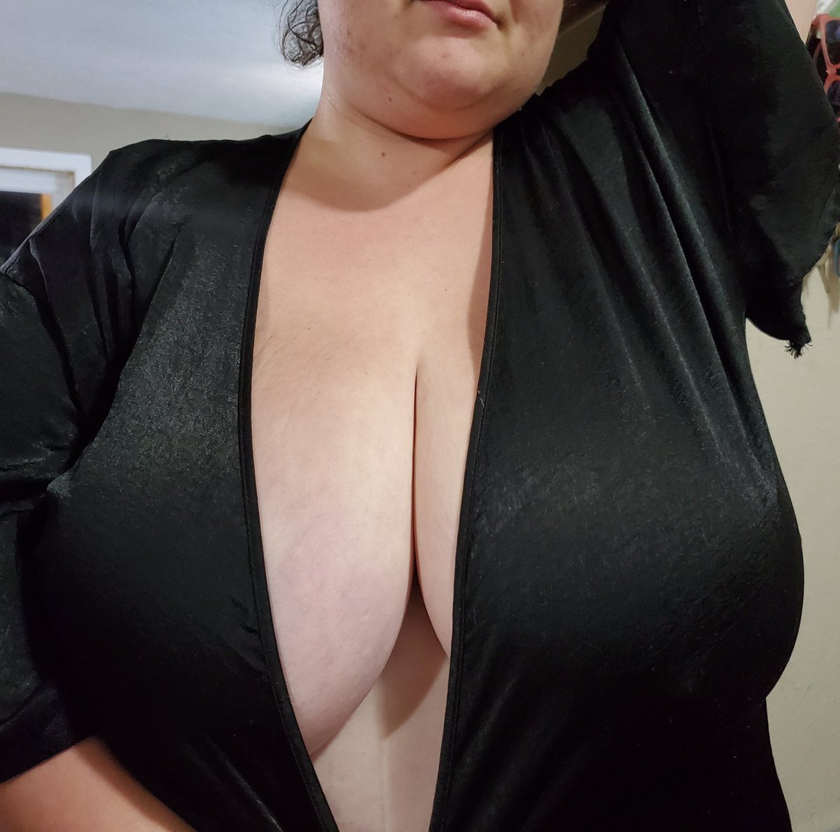tornado_titty's tweet photo. Just a thin black robe between these tits and your face. #tittytornado #allnatural #bustybeauty #bignaturals https://t.co/jkE3IeMg1d