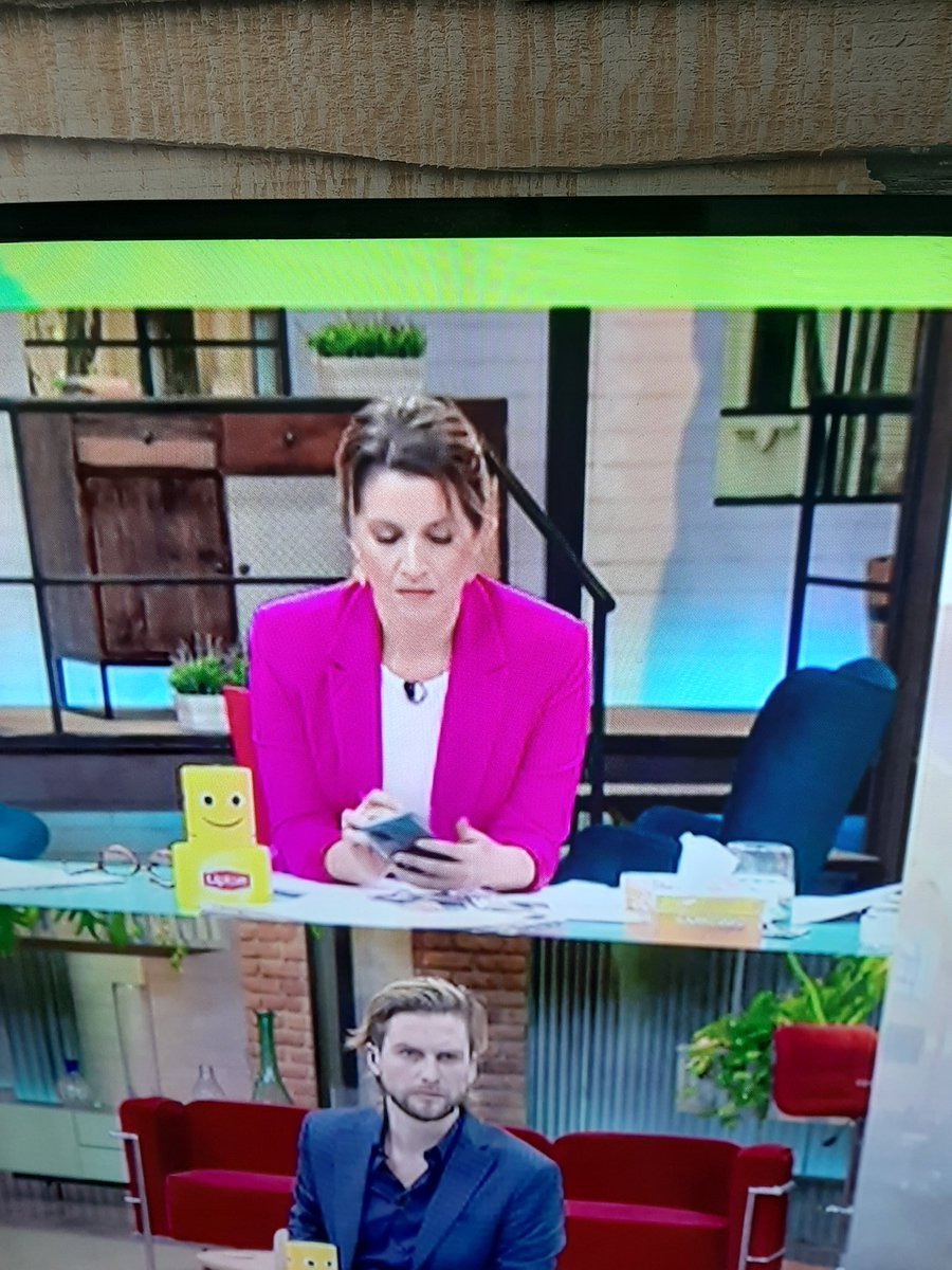 jimveas10's tweet photo. la derecha chateandote  que tienes que decir #moserrat  #ContigoCHV https://t.co/mA0hKKrYBu