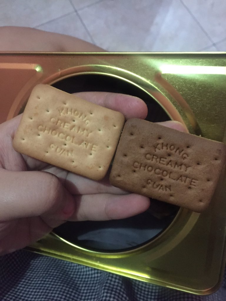 ini khong guan dirumahku aja apa seluruh dunia gini ya? Wkkwkwk receh sekali humorku 😂 

jd yg mana yg chocolate? 😂😂😂