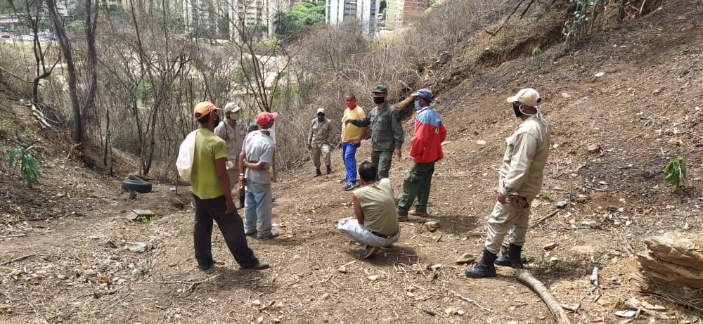 JosueLorca's tweet photo. Gracias a una denuncia recibida, procedimos al desalojo y desmantelamiento de dos (2) viviendas improvisadas encontradas en nuestra Área Bajo Régimen de Administración Especial, ubicada en el Municipio Libertador, sector Montalbán, Parque Recreacional Leonardo Ruiz Pineda. https://t.co/QotUUj9Bx5