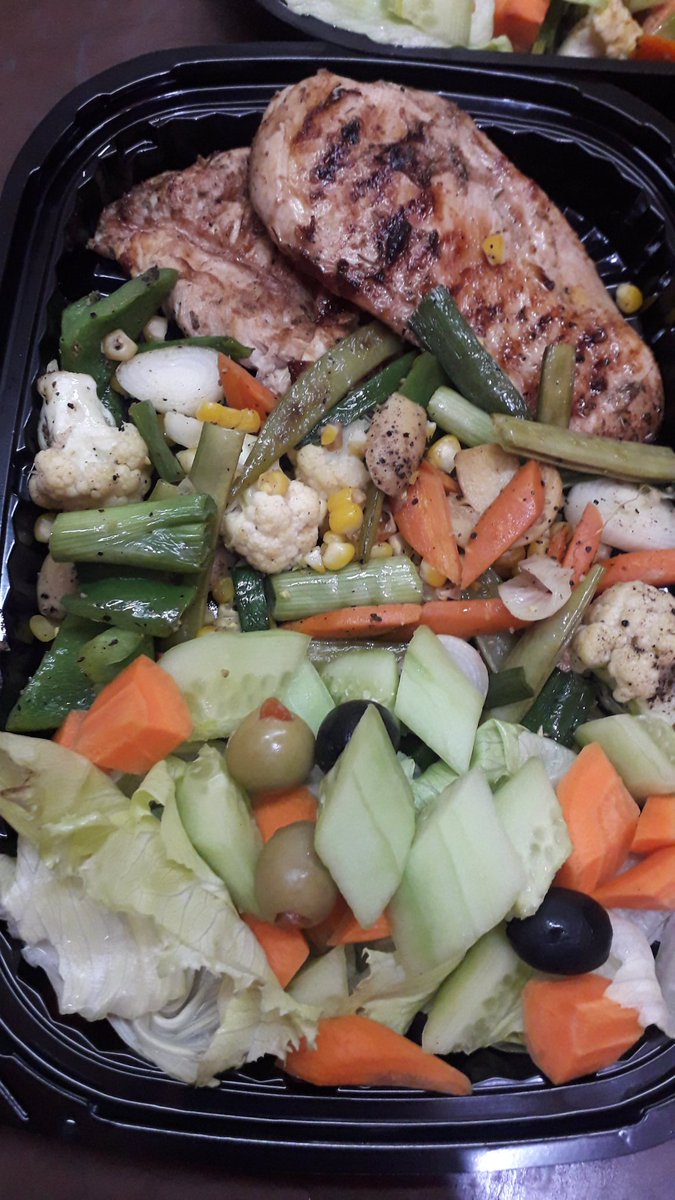 AghaSabir's tweet photo. Grilled chicken breast with sauteed veggies and greens. 
250-275 cal meal
Order at #rahbarskitchen 
@KitchenRahbars
https://t.co/gH0Vo6H3O2
#eatclean #karachi #wedothebest #youarewhatyoueat #healthyeating #eatright #mushrooms #olives #greenbeans #grilledchicken https://t.co/yL1v7kY0oE