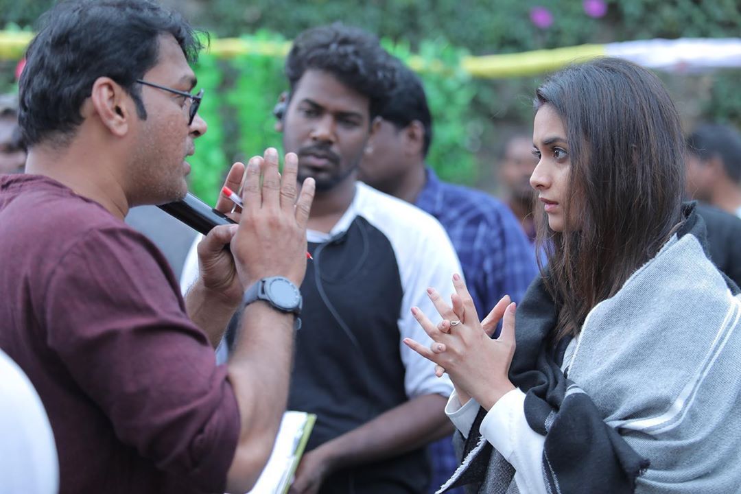 GaneshGani434's tweet photo. #Penguin working stills #PenguinOnPrime #PenguinTrailer #penguinBTS @GaneshGani434 @KeerthyOfficial @KeerthyFanClub @TrendsKeerthy @Mounika3799 @WLKeerthyS @Sumathy59605919 @Sathish_Keerthy @BestOfKeerthy @KeerthyFansPage https://t.co/obfPdg3RLZ