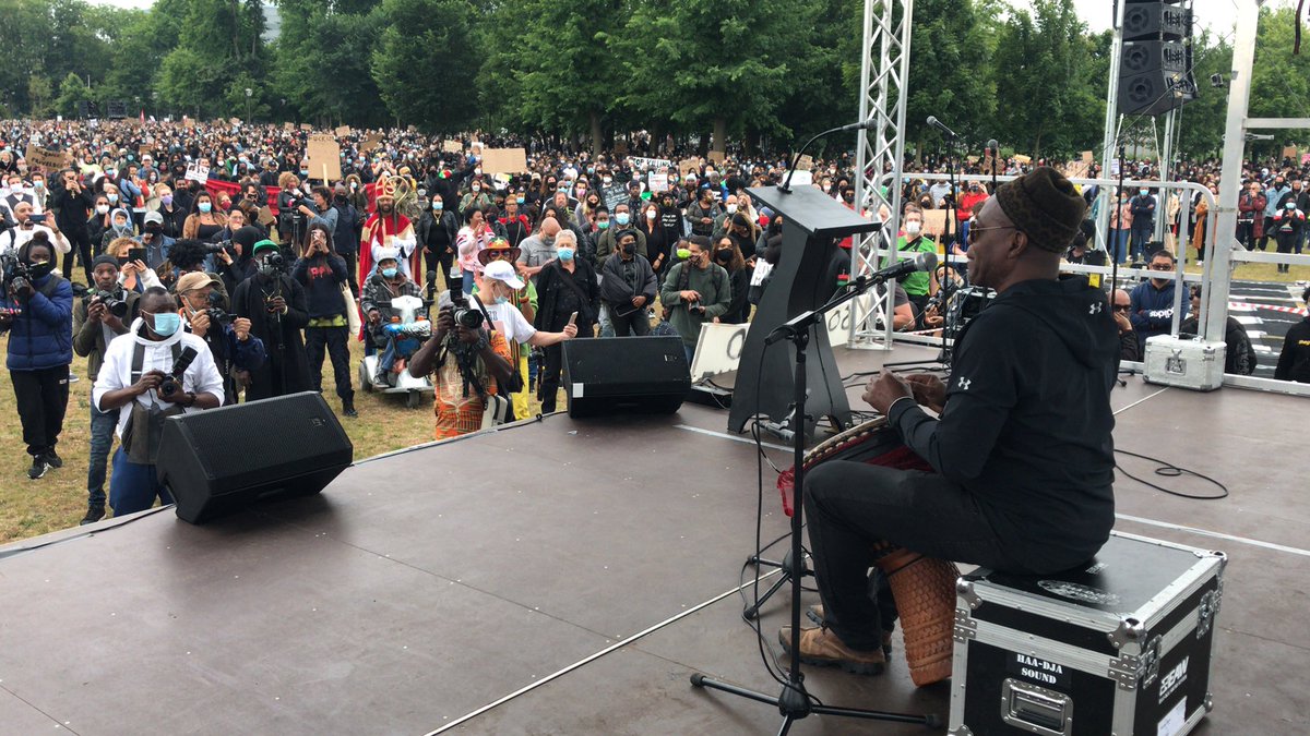 Iedereen wordt nogmaals gevraagd om afstand te houden. Er zijn toespraken en er is percussie. De sfeer is heel gemoedelijk en rustig. ‘De Dam was mooi, maar in de Bijlmer mogen we ook zeker niet ontbreken’ #demo020
