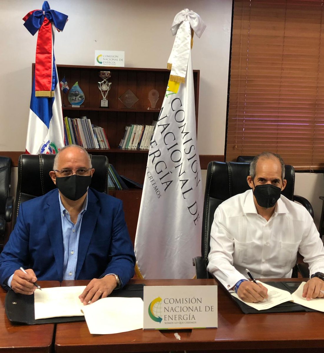 CNE realiza firma de concesión definitiva a favor de la empresa “Parque Eólico Beata SRL” donde se desarrollará el proyecto renovable Parque Solar Bayahonda (Bayasol), en Matanzas, Prov. Peravia. Dir. Ejecutivo <a href="/CNE_RD/">Comisión Nacional de Energía</a> <a href="/angelcano2/">Ángel Canó</a> junto a Edwin de los Santos, Gerente PE Beata SRL