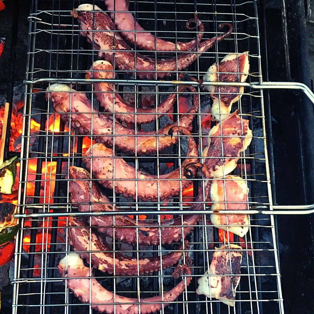 thepottedpig's tweet photo. The weather has had a slight turn but we are embracing it and so is the garden! Hoping for some sunshine this weekend so we can cook up another one of these bad boys 🐙
.
.
.
#bbqoctopus #bbq #lockdowncooking #chef #foodie #octopus #fishdinner #fishbbq #pottedpigathome https://t.co/4tElcASwlY