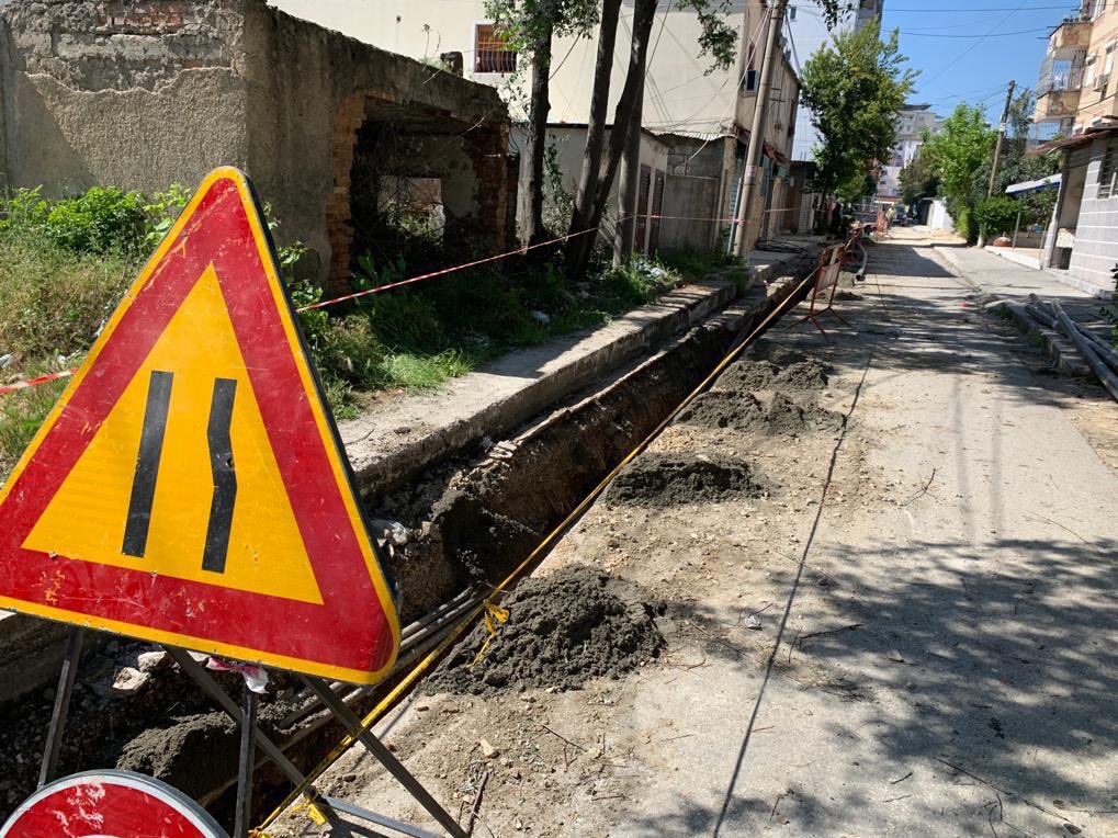 AkumAlbania's tweet photo. 💧 Lushnjë | Vijon puna 👷 🚧 me ritme të larta për ndërtimin e ujësjellësit të Lushnjës
👉52.000 banorë të qytetit të Lushnjës do të furnizohen 24 orë ujë të pijshëm 🚰 e me cilësi në 🎯 Maj 2021
Faza 2 e investimit 🇩🇪 🤝🇨🇭🤝 🇦🇱
#ujeperjeten #sdg6 #KfW #SECO #MIE #AKUM https://t.co/8WGW85VW7m