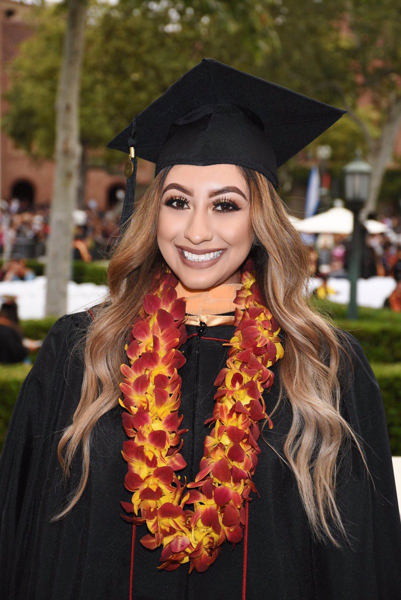 glittergawdess's tweet photo. a year and a month later I finally remembered to buy my grad pics from school and I love them ๐ฅบ๐ฉ๐ผโ๐โฅ๏ธ #MSW #USC #2019grad #LatinaEducada https://t.co/CIkn26mQZ1