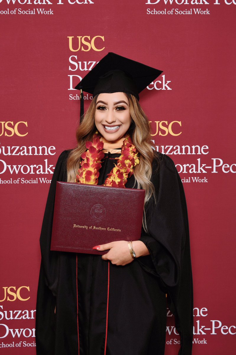 glittergawdess's tweet photo. a year and a month later I finally remembered to buy my grad pics from school and I love them ๐ฅบ๐ฉ๐ผโ๐โฅ๏ธ #MSW #USC #2019grad #LatinaEducada https://t.co/CIkn26mQZ1
