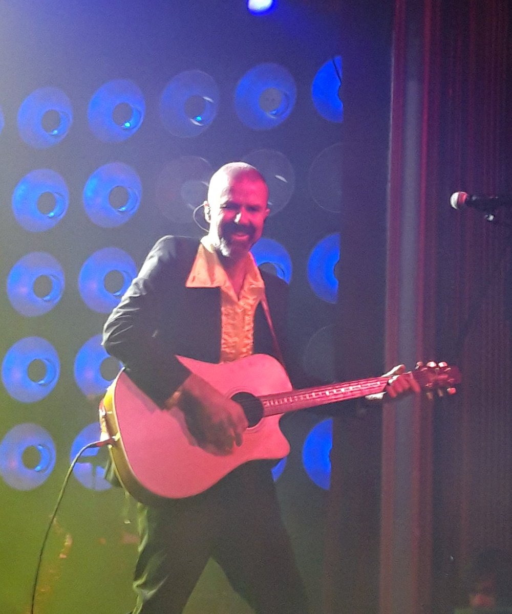 Esta mañana me ha salido esto del tirón. Gracias por estar ahí, en tantos momentos importantes. Celebrando la vida hasta el final.
Feliz viaje, gracias y hasta siempre Pau!! <a href="/jarabeoficial/">Jarabe de Palo</a> #JarabeDePalo #PauDones
elgiradiscos.com/2020/06/pau-do…