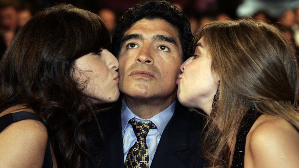 charlycantoni's tweet photo. @dalmaradona Se tienen que operar para sacársela de adentro. (Con perdón de las damas) https://t.co/8T33KgR2yo