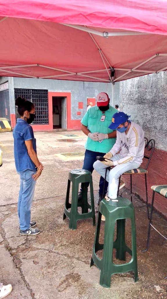 FNJPetrolera's tweet photo. Adaptando al pueblo a las nuevas tecnologías, la #JuventudPetrolera brinda información a los usuarios y monitorea el funcionamiento de los dispositivos #PDV_Bio en las #EESS de #Monagas.

#AlbaEconomiaSolidaria
@NicolasMaduro
@JuventudPSUV
@PartidoPSUV
@dcabellor https://t.co/RAT5GhaHAC