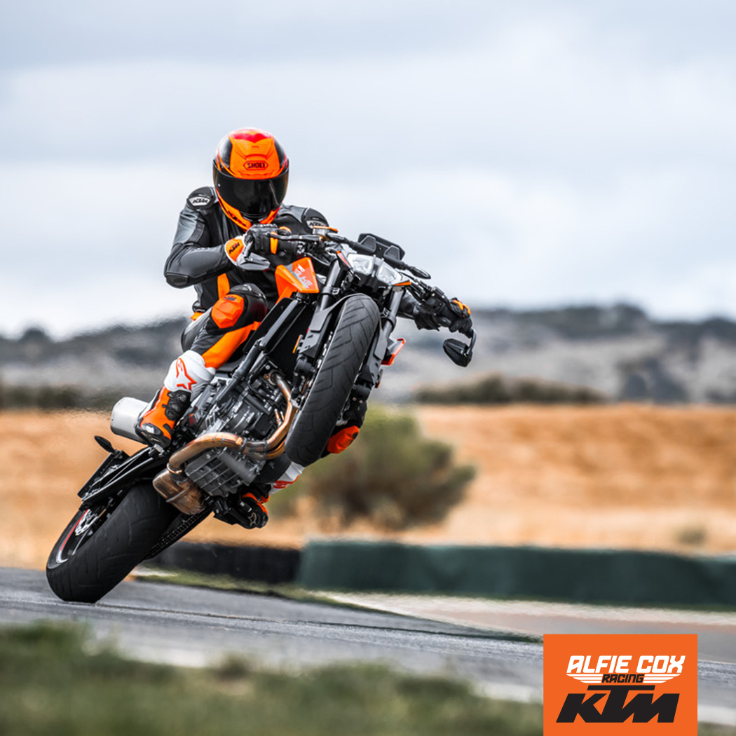 🏍️WHIP IT WEDNESDAY - giving us all the feels for getting back on our bikes again! 😜⠀
⠀
#ReadyToRace #KTM⠀