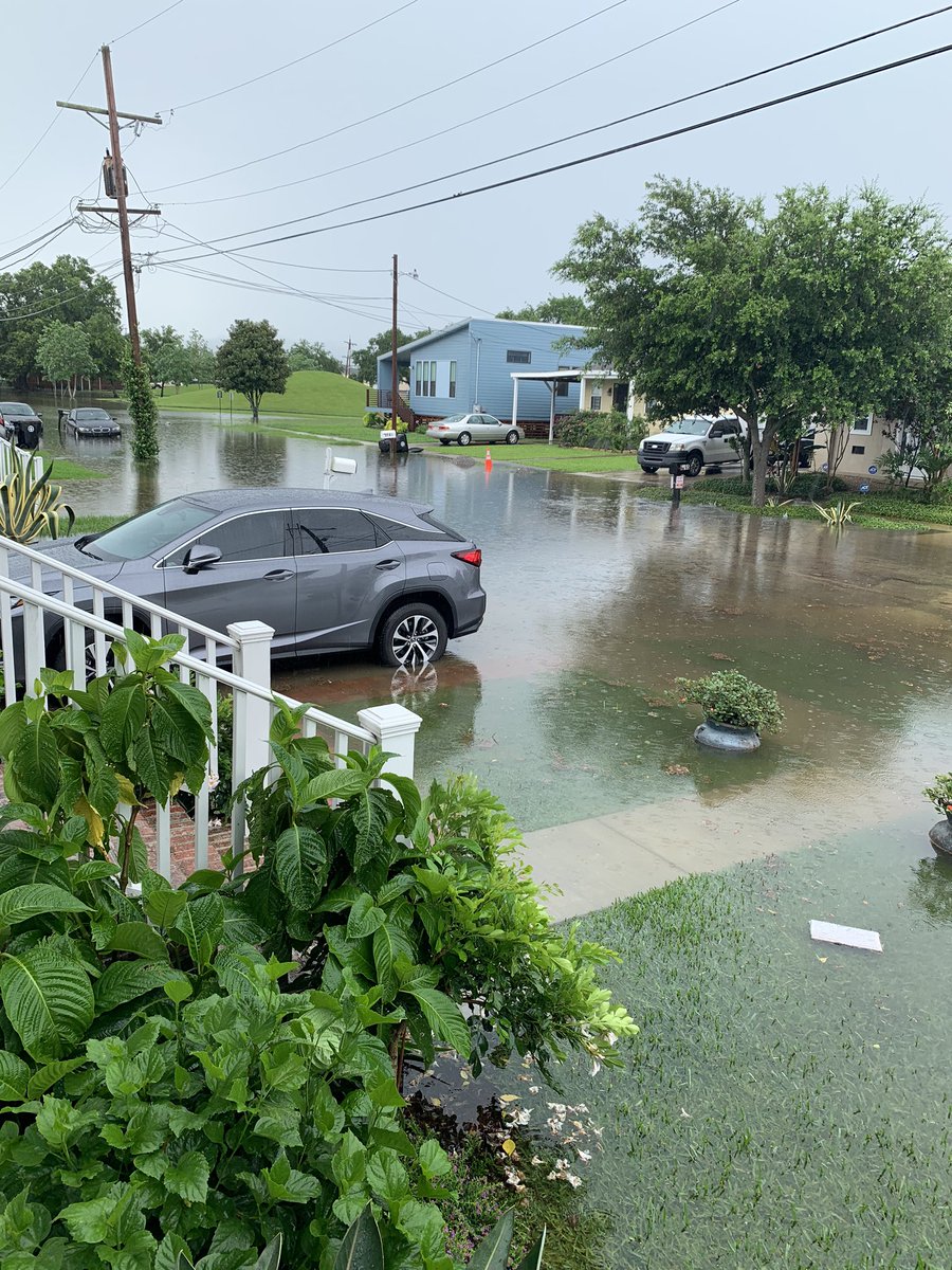 mesolorzano7's tweet photo. @wdsu Have you received reports on the status of the pumps servicing Gentilly? Flooding has increased over the past hour.  Robert E Lee &amp; Wingate https://t.co/W7uxL8siKJ