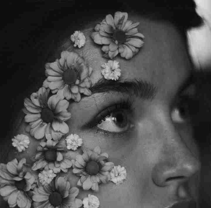 مايهمني ان اكون انسانه كامله ، يكفيني بأن اكون انسانه ماتنافق ، ماتخون ، ماتجامل ، وماتعرف الناس وقت الحاجه .