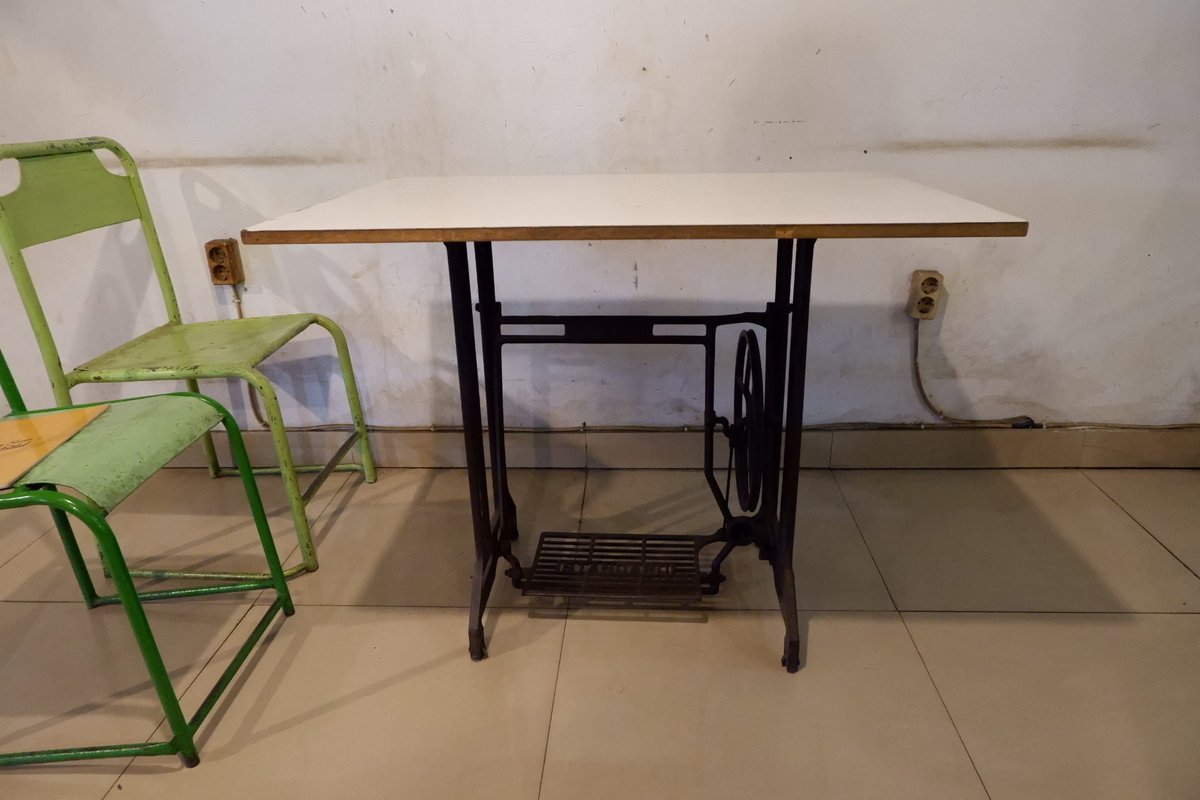 Berhubung usaha mau tutup, barangkali dekoran ini sesuai sama minat qmoh semua.

- Klip Film 200k
- Kapstock Kayu 300k
- Petromax 300k
- Meja kaki mesinjahit: 350k

Bikin trit ah kheseus perjadulan.