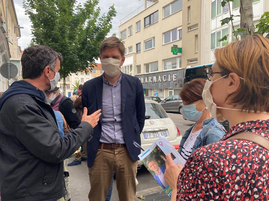 avecmklein's tweet photo. A retrouver bientôt dans vos boites aux lettres : une lettre de @mathieuklein aux Nancéiens. Répartition cet après-midi des rues à boîter en veillant à ce que les volontaires soient équipés en matériel de protection 😷 Tous mobilisés pour voir #NancyEnGrand le 28 juin ! https://t.co/DDHH8Z3l3q