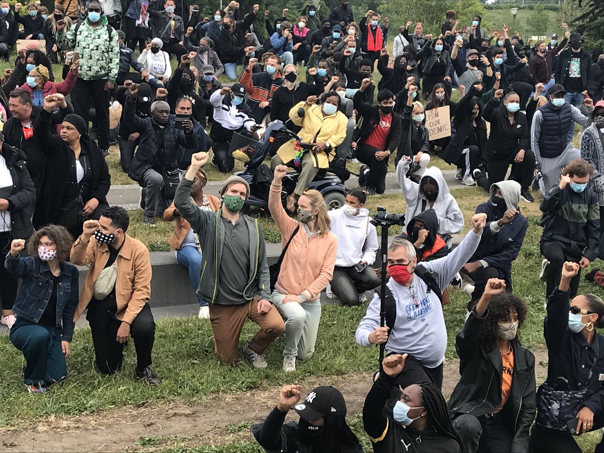 Iedereen wordt gevraagd te knielen, twee minuten stil te zijn en te denken aan iedereen die is omgekomen door geweld tegen zwarte personen #demo020
