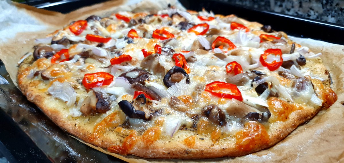 #Pizza #Setas #mushrooms #Cebolla #Onion #Guindilla #Redchilli #Mozzarella #Mantequilla #Butter #PimientaNegra #Blackpepper #Trufa #Trufflesauce #comersano #ComerBien #spanishchefs #Spanish #Food @CestaySetas @LaCasadlasSetas @resetea_
Ver receta en..
youtu.be/_ph4l5n-dWw