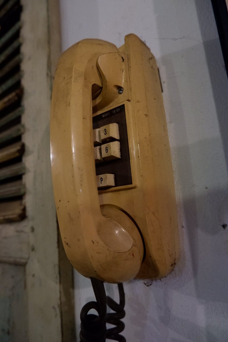 - Nampan seng Bir Bintang 150k
- TV Jadul 200k
- Telpon Coin Telkom 250k
- Telpon Kantor 100k

Lanjut