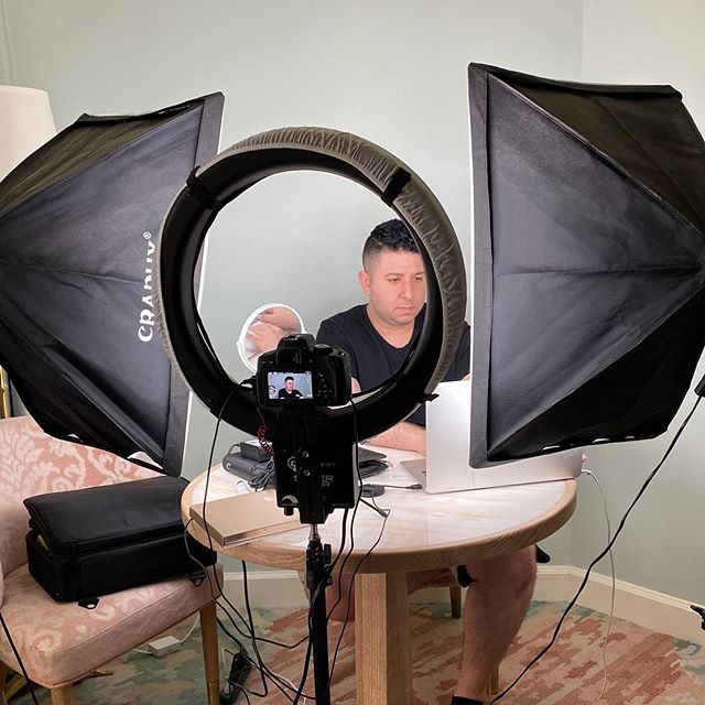 DivaRingLight's tweet photo. Loving this video shoot setup! 🎬 Photo by @brettguyglam
learn more at https://t.co/cGtKwhAiCU 👈 

#divaringlight #ringlight #vanity #vanitymirror #vanitytable #vanityroom #vanitymakeup #makeuptutorial #makeuptutorials #makeuplooks #makeupartist #makeupideas #makeup https://t.co/WkqgVC8nmt