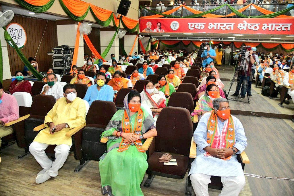 KailashOnline's tweet photo. आज केंद्रीय मंत्री श्री @nitin_gadkari जी ने वर्चुअल सभा को संबोधित किया। उन्होंने जनसंघ से भाजपा तक के संगठन की बारीकियों पर प्रकाश डाला। भोपाल में इस जनसभा को सुनने CM श्री @ChouhanShivraj और प्रदेश अध्यक्ष श्री @vdsharmabjp के अलावा कई नेता और कार्यकर्ता मौजूद थे।#BJPJanSamvad https://t.co/DpjGMcx4dK
