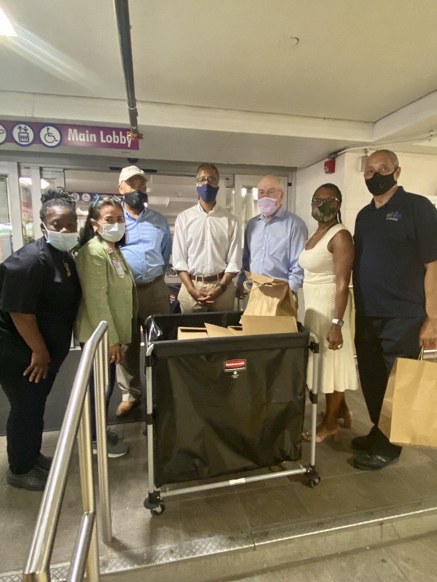 CM_McDuffie's tweet photo. CM McDuffie delivered meals to @ChildrensNatl healthcare workers to show his appreciation for their commitment to keeping District residents safe during the COVID-19 public health emergency. Thanks to @cnhed and #PinkesEATS for their community support. #OurWard5 https://t.co/14HgCLg4Sl