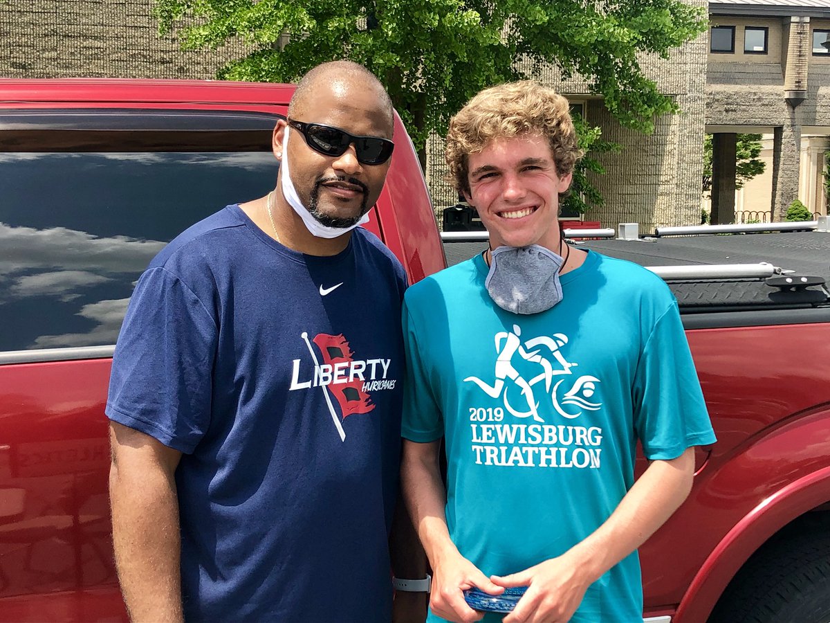 MichaelBlouse's tweet photo. FRANKLY SPEAKING
@LibertyHigh grad @casey_frank18 picks up his scholar athlete award from principal @hbailey3LHS and AD Fred Harris. Congrats Casey! 
#geniusstatus #distancechamp
#colesbigbro
@LIBERTYATHCLUB @LHSCanesXC https://t.co/au3qu9YW7A