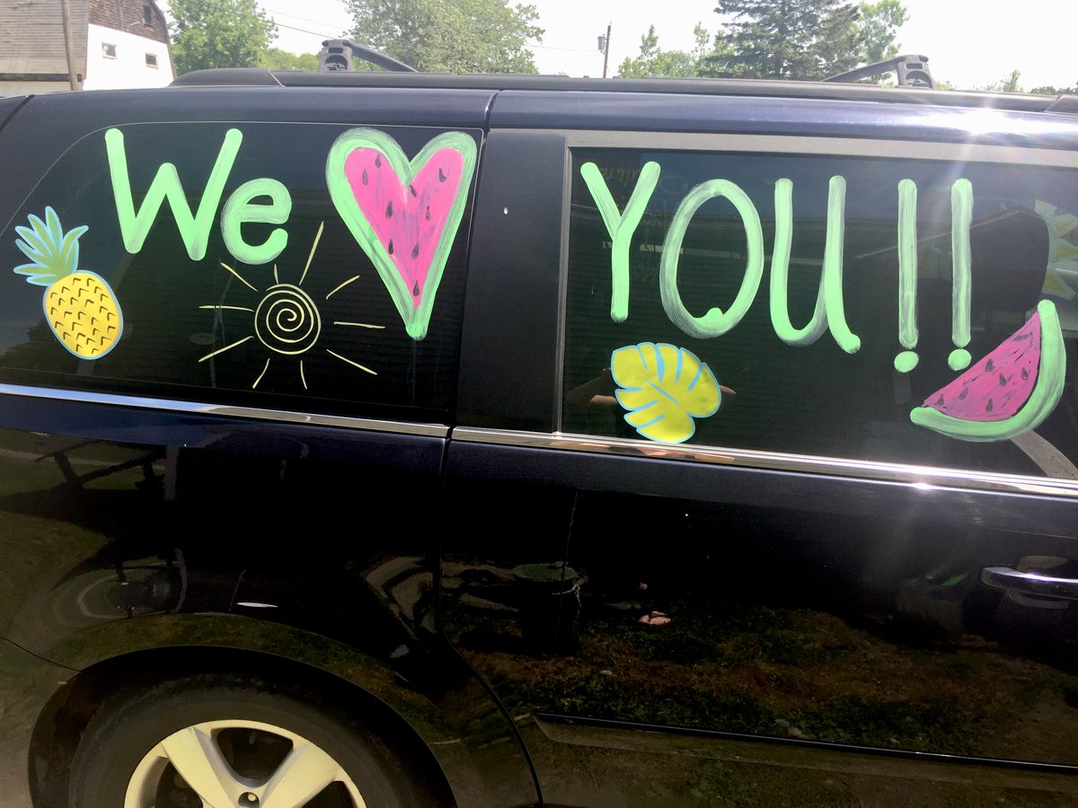 BeckyFiskJones's tweet photo. Parade day!!!!! It was amazing to see SO MANY students!!!  <3 Enjoy your summer! ⛱🕶☀️  See you next year!!!! https://t.co/rSz739VPOV
