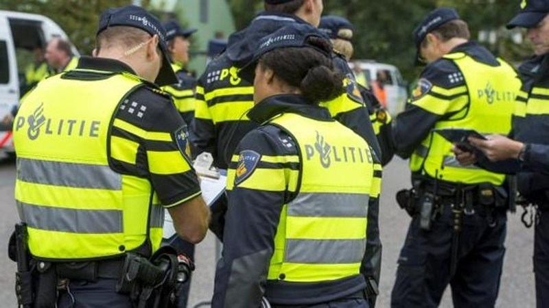 13 vuurwapens en grote hoeveelheid drugs aangetroffen..