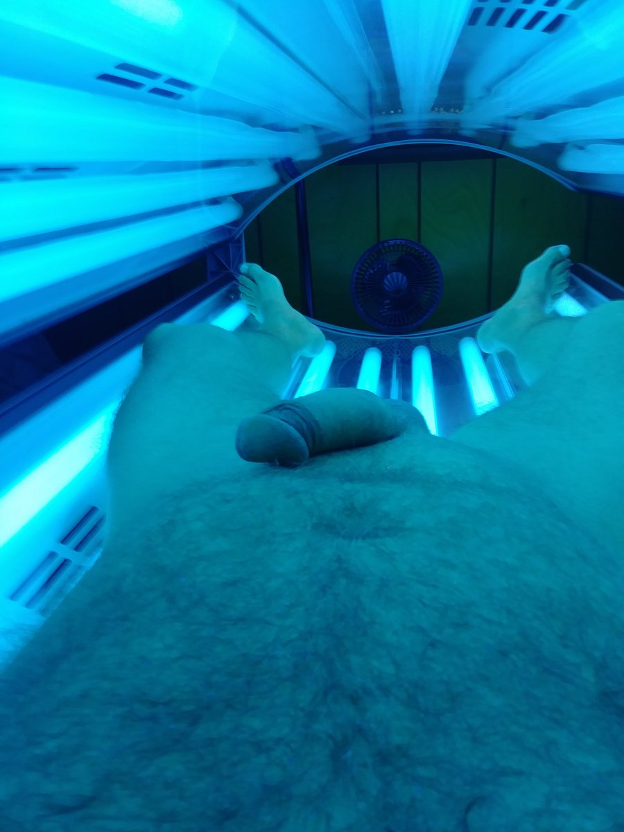 OvertonStevie's tweet photo. Rainy days call for artificial sun #workingontan. Anyone care to help with lotion? https://t.co/Qg0WDNsRt5