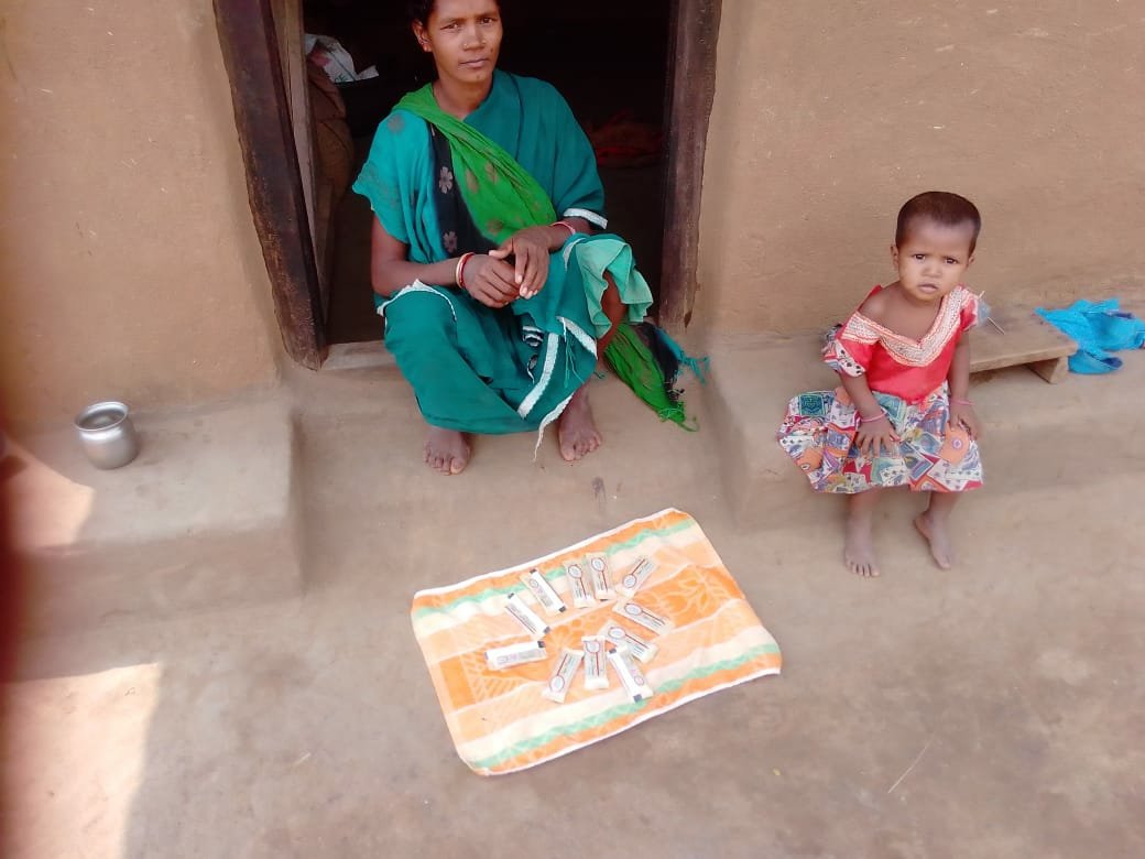 WcdNarayanpur's tweet photo. छोटे डोंगर में हितग्राहियों को आंगनवाड़ी कार्यकर्ताओं द्वारा पोषण युक्त चिक्की का वितरण किया जा रहा है।
@MinistryWCD @WCDCgGov @NITIAayog @ChhattisgarhCMO @POSHAN_Official @DPRChhattisgarh @NarayanpurDist https://t.co/Pq4UkRrJBj