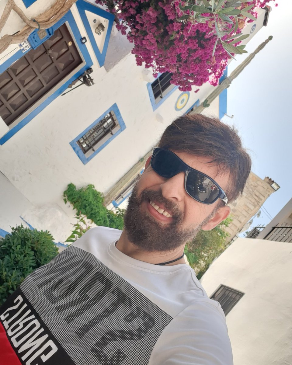 Biraz daha güzel olmayı denemeli insan.
Biraz daha nazik olmayı,kırılmamayı değil de kırmamayı öğrenmeli.
Sevilmekten öte güzel sevmeyi bilmeli.
İncelikler yapmalı, hoş görmeye çalışmalı.
Güzel olduğuna inandığında, o vakit güzellikler gelecektir.

Mutlu, huzurlu akşamlar...💕