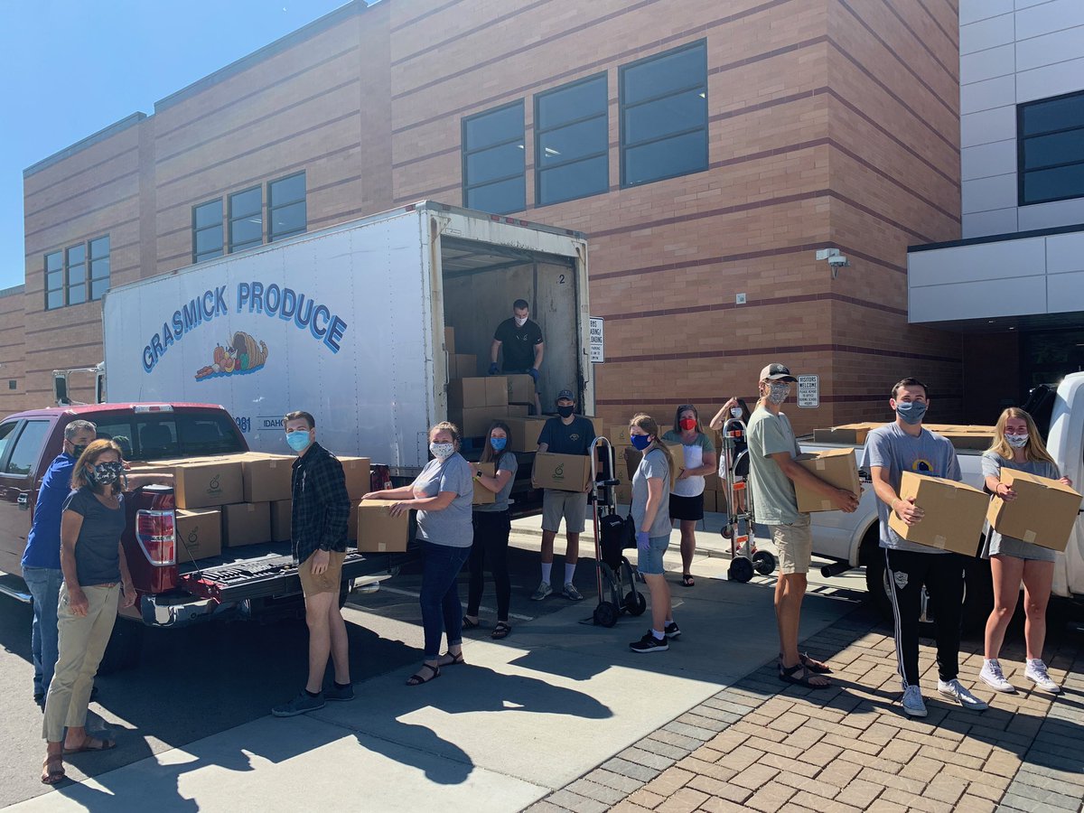 SchoolsBoise's tweet photo. Thanks to Grasmick Produce and our incredible team of volunteers for distributing fresh produce boxes to 250 @BSDEducation families in need every week! https://t.co/zzHgL1yqn4