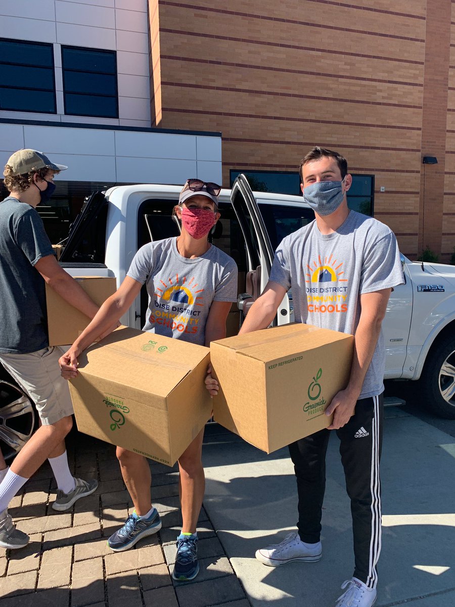 SchoolsBoise's tweet photo. Thanks to Grasmick Produce and our incredible team of volunteers for distributing fresh produce boxes to 250 @BSDEducation families in need every week! https://t.co/zzHgL1yqn4