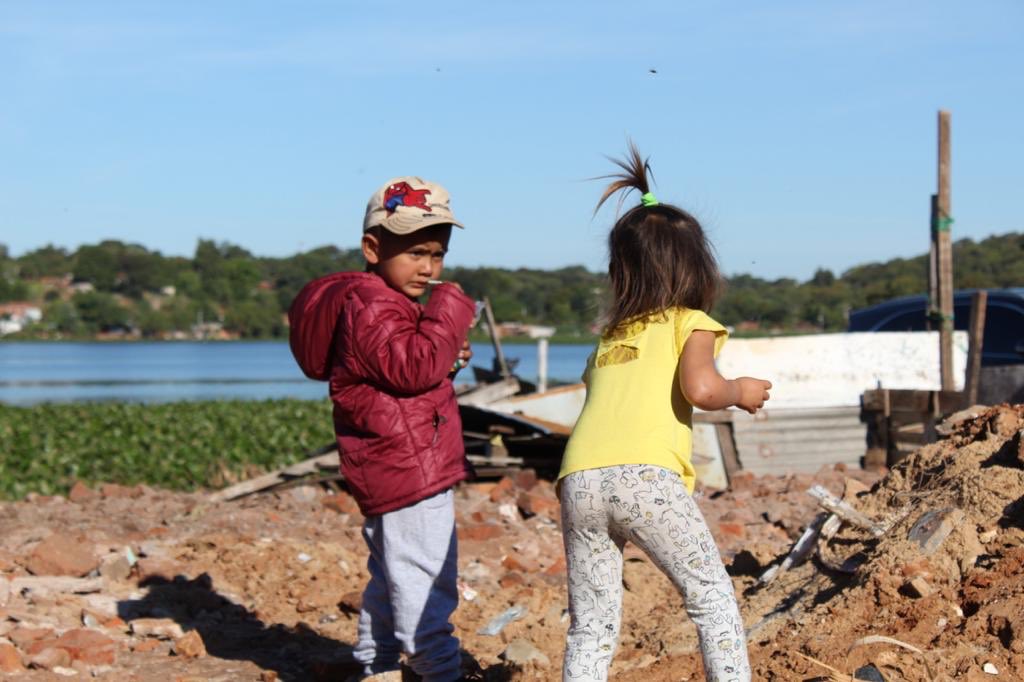 Integridaduc's tweet photo. 📸Estas son algunas imagenes de la entrega de abrigos y alimentos a familias👪 y niños👧👦 del Bañado Sur🙌🏻 Sigamos así💪🏻 Sigamos donando calor‼️#DonáTuCalor https://t.co/whBXfCEC4G