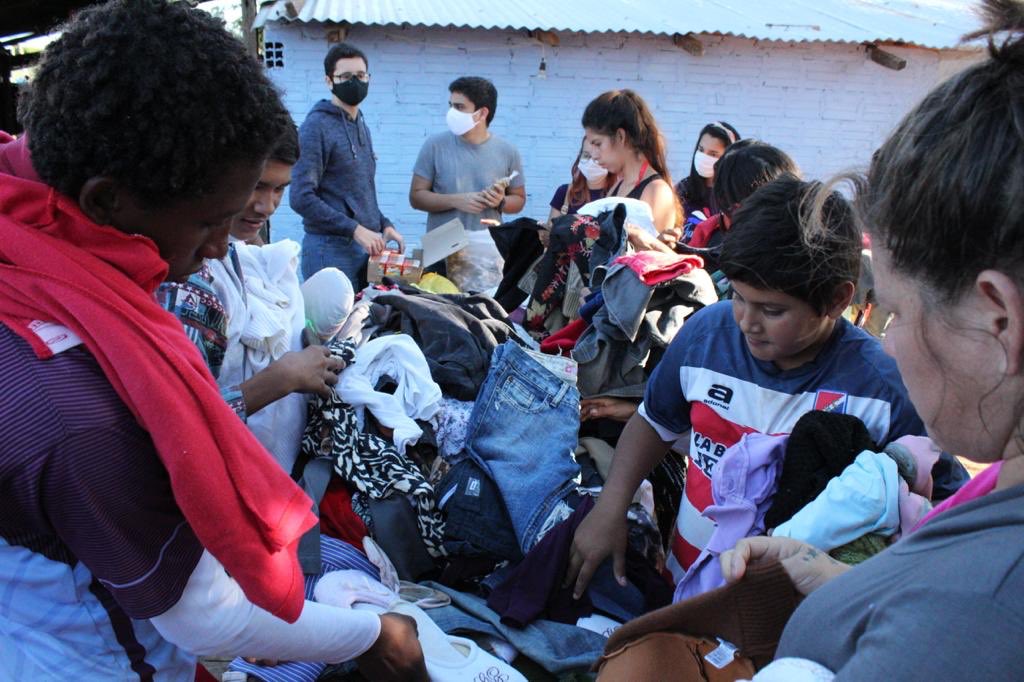 Integridaduc's tweet photo. 📸Estas son algunas imagenes de la entrega de abrigos y alimentos a familias👪 y niños👧👦 del Bañado Sur🙌🏻 Sigamos así💪🏻 Sigamos donando calor‼️#DonáTuCalor https://t.co/whBXfCEC4G