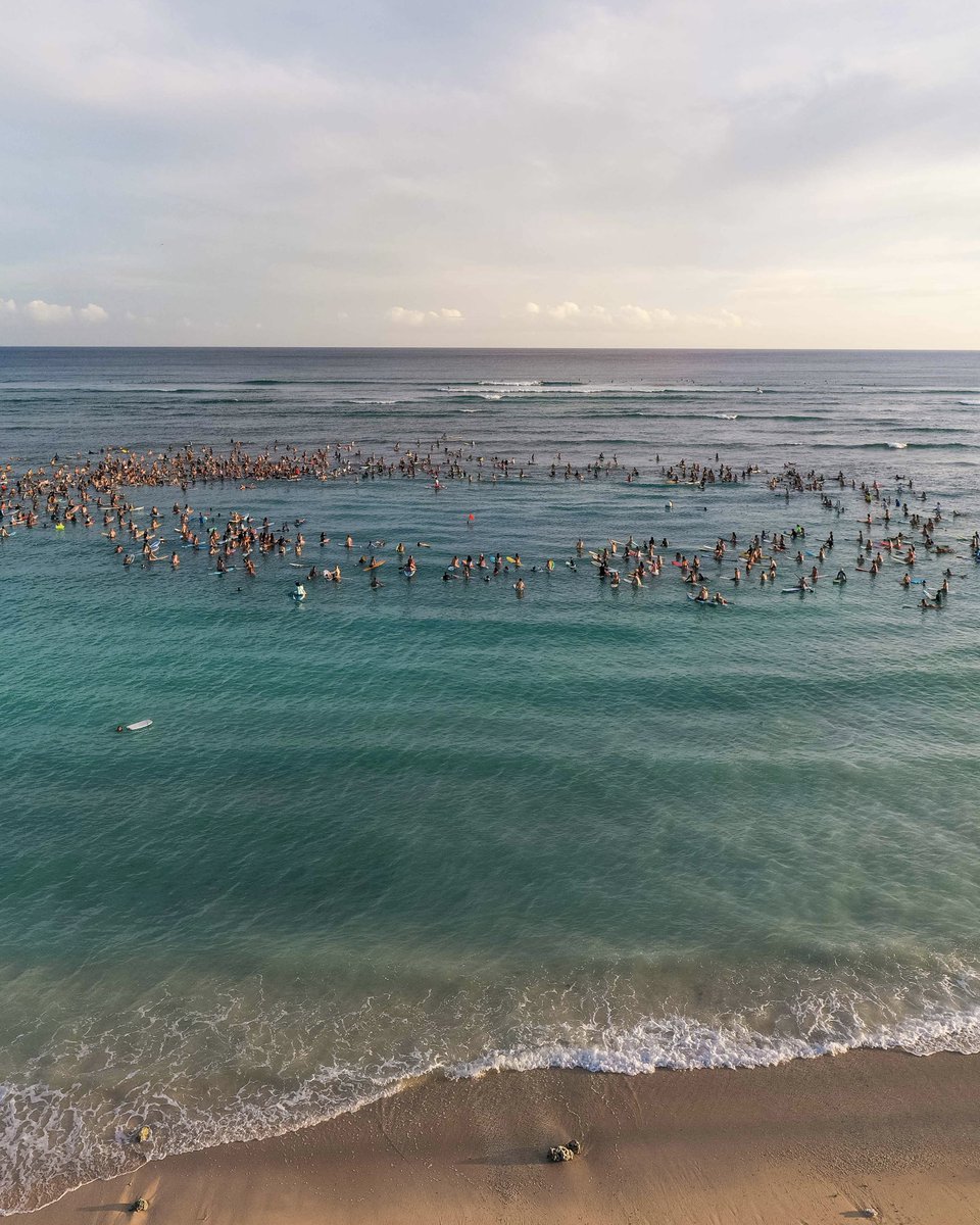 wsl's tweet image. 📍 Honolulu, Hawaii 
🌎 Paddle outs in solidarity with the #BlackLivesMatter movement are taking place in oceans around the world.
 
Photos: Connor Trimble