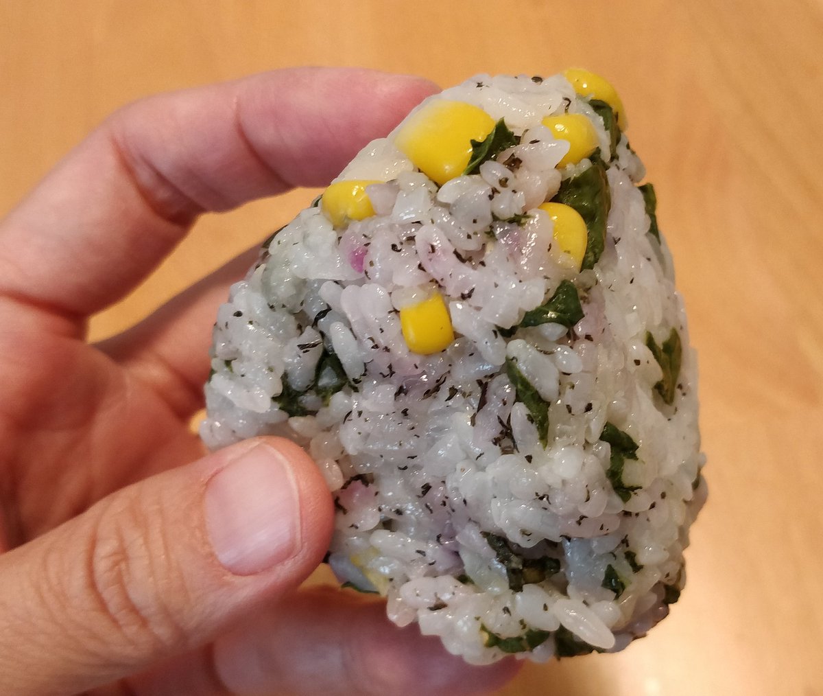 スマティ で高い日本のお米を買わなくても3割ほどもち米にするともちもちで子供 ウケ格段アップで気に入ってる 今日はプレイデートでゆかりとコーンとベビースピナッチのおにぎり持っていったらベネズエラ出身母子がパクパク食べ絶賛し作り方絶対知り