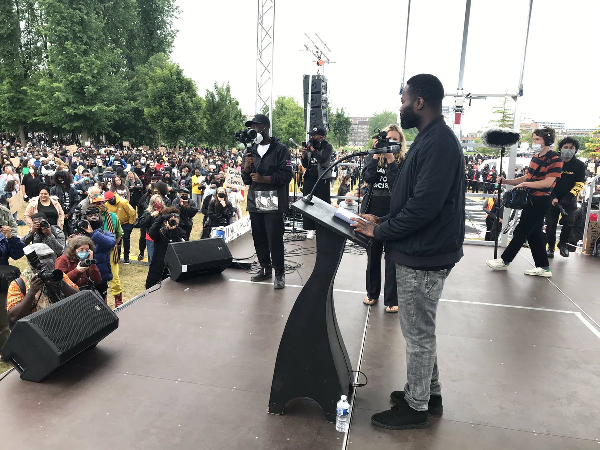Jerry Afriyie van oa KOZP begint zijn speech met vragen om een applaus voor iedereen van We Are Here en alle andere ongedocumenteerden #demo020