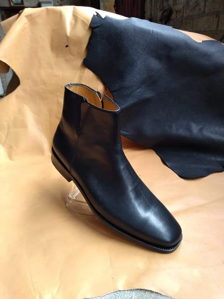 Mi abuelo fue zapatero. A sus hijos e hijas les enseñó a curtir y a ensuelar. En este oficio está el sustento de la mayor parte de mi familia materna. No han podido vender en su negocio pero están haciendo pedidos y envíos.
Les dejo la información por si les interesa: