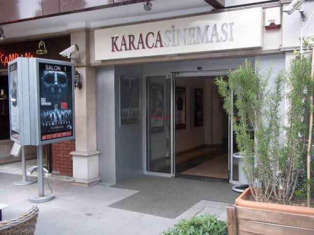 İzmir’in tarihi sinemalarından Karaca Sineması, kapanma riskinin olduğu bir sürecin içinde. Bağımsız sinema ruhunu uzun yıllardır sürdüren ve sinema seyircilerine ev sahipliği yapan Karaca Sineması’nın Instagram hesabında sürecin detayları paylaşıldı. #KaracaSinemasıKapanmasın