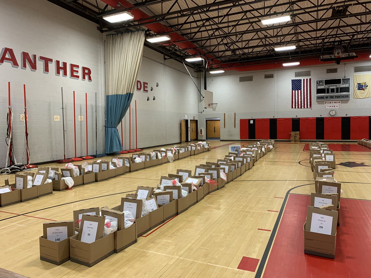 2DrSCarter's tweet photo. Day 2 of Student Pick-Up prep done! ✅ #TeamCommUNITY ❤️🖤 https://t.co/kkP1iAJ4Ds
