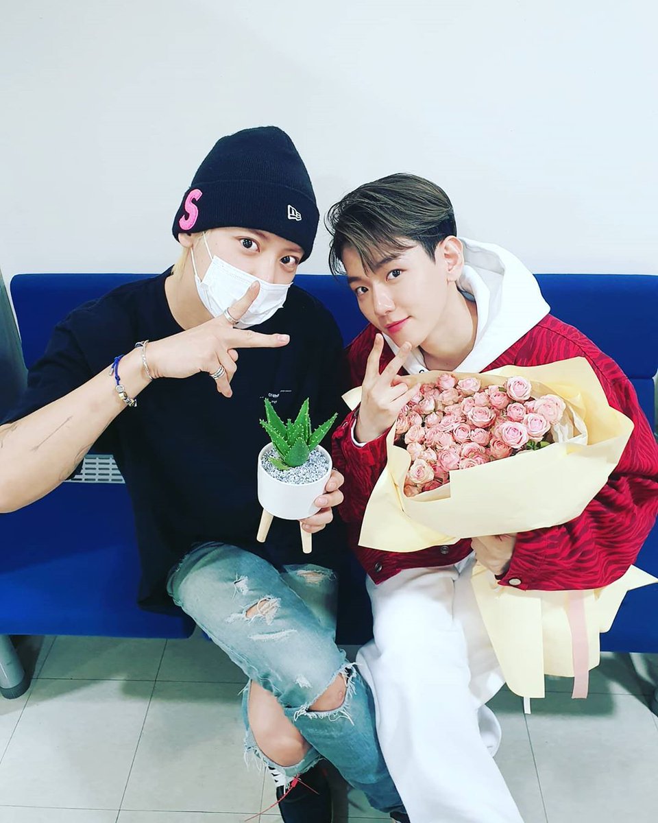 ShinersBR's tweet image. [💐💞] O buquê de rosas que Chanyeol presenteou Baekhyun são de uma floricultura chamada 'Soho&amp;amp;Noho'! As flores são chamadas de 'Rosas Românticas' e podem ser dadas para celebrar aniversários, comemorações ou propostas. O buquê com 100 rosas custa ₩350,000 (cerca de R$1.440).