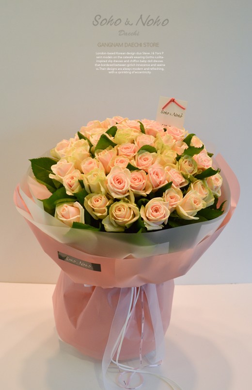 ShinersBR's tweet image. [💐💞] O buquê de rosas que Chanyeol presenteou Baekhyun são de uma floricultura chamada 'Soho&amp;amp;Noho'! As flores são chamadas de 'Rosas Românticas' e podem ser dadas para celebrar aniversários, comemorações ou propostas. O buquê com 100 rosas custa ₩350,000 (cerca de R$1.440).