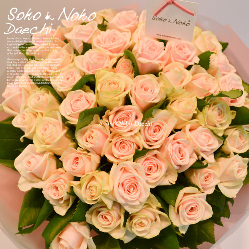 ShinersBR's tweet image. [💐💞] O buquê de rosas que Chanyeol presenteou Baekhyun são de uma floricultura chamada 'Soho&amp;amp;Noho'! As flores são chamadas de 'Rosas Românticas' e podem ser dadas para celebrar aniversários, comemorações ou propostas. O buquê com 100 rosas custa ₩350,000 (cerca de R$1.440).