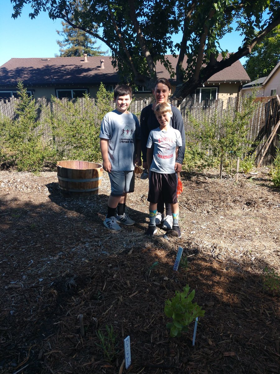 Another one of our UELF helping with the first Habitat Garden plantung day. Our garden committee is happy to have the support of our families and School Garden Network for this project.
#UELFGarden <a href="/UELFSEAWOLVES/">UELFCRPUSD</a> <a href="/UELF_PTA/">UELF PTA</a> @schoolgardens