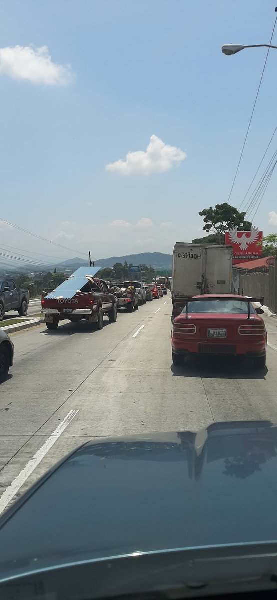 salvaguz's tweet photo. Trafico detenido bajada del Aguila sentido norte @amilcarmontejo  @traficogt alguien sabe ¿que pasó? https://t.co/T94sY0gIIz