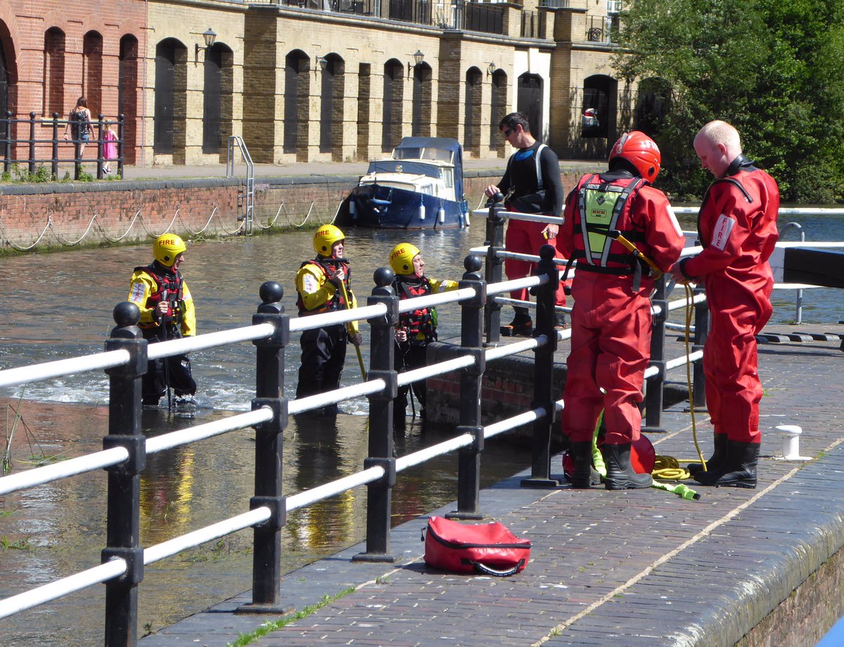 TheWessexRose's tweet photo. On 10 June 2017 we cruised through Reading,battling with a weeping willow to get into #CountyLock where we saw members of the #FireService practising river rescue in the weir stream,before passing through #TheOracle and on to #KennetMouth to join the #Thames! #virtualcruise2020 https://t.co/PZu2kexvJe
